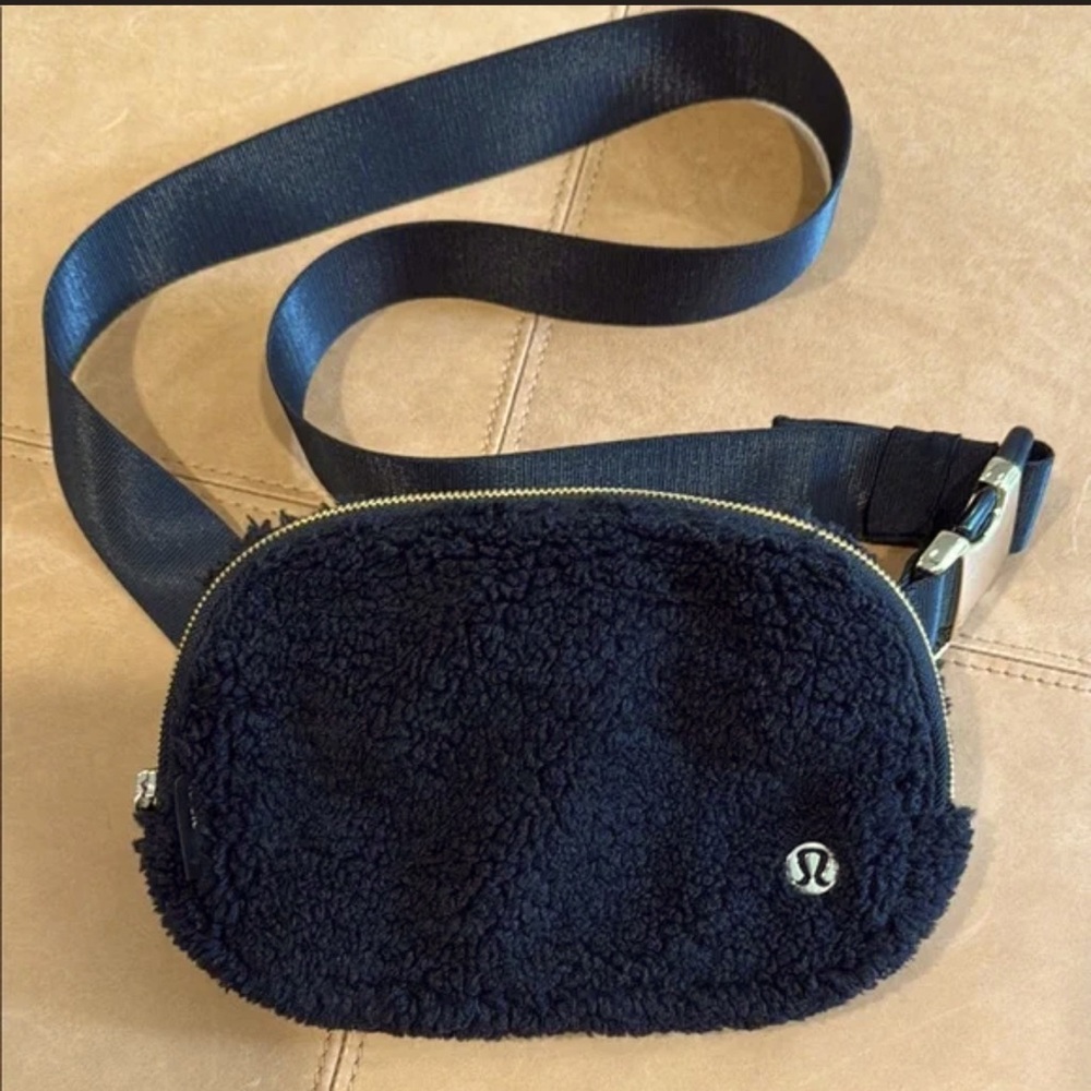 Lululemon Athletica Everywhere Fleece Bag NWOT Black